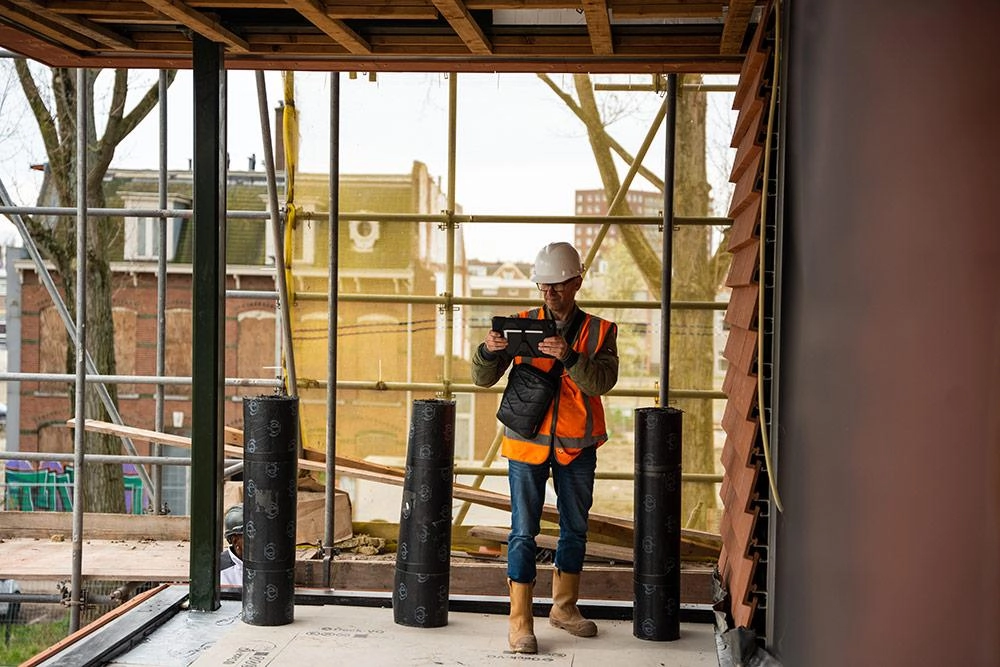 Nieuwbouproject KOER in Rotterdam - Aannemer Oranjedak neemt foto's van Deck-VQ isolatie op terras